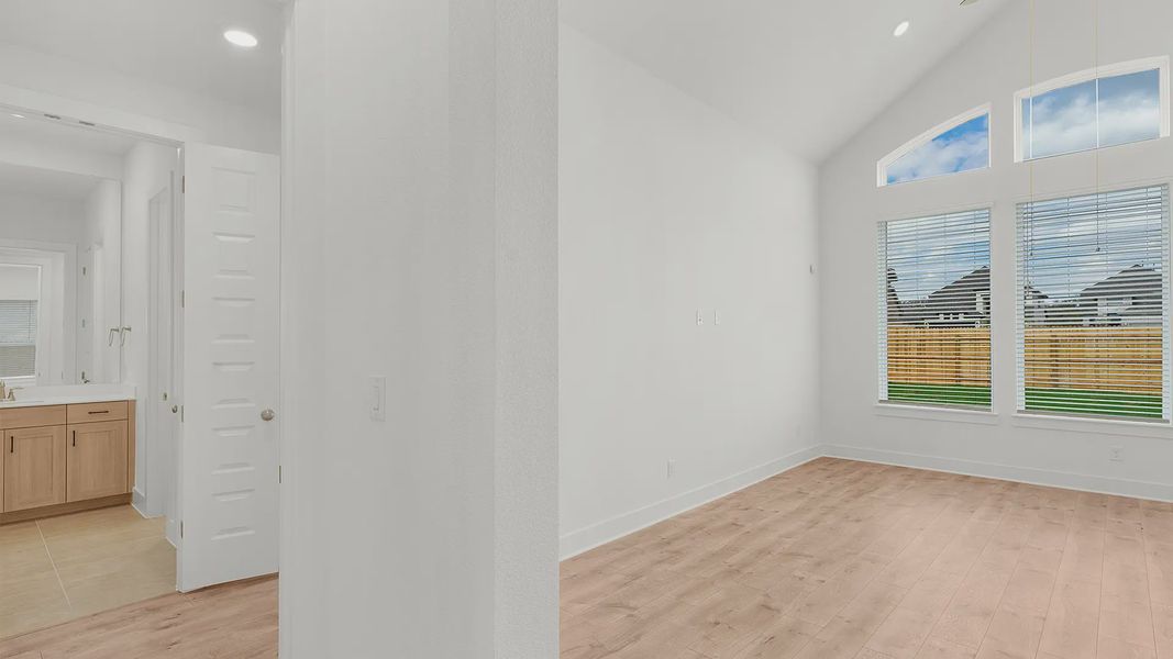 Spacious, unfurnished interior of a new home in Lariat, Liberty Hill (Image 15).
