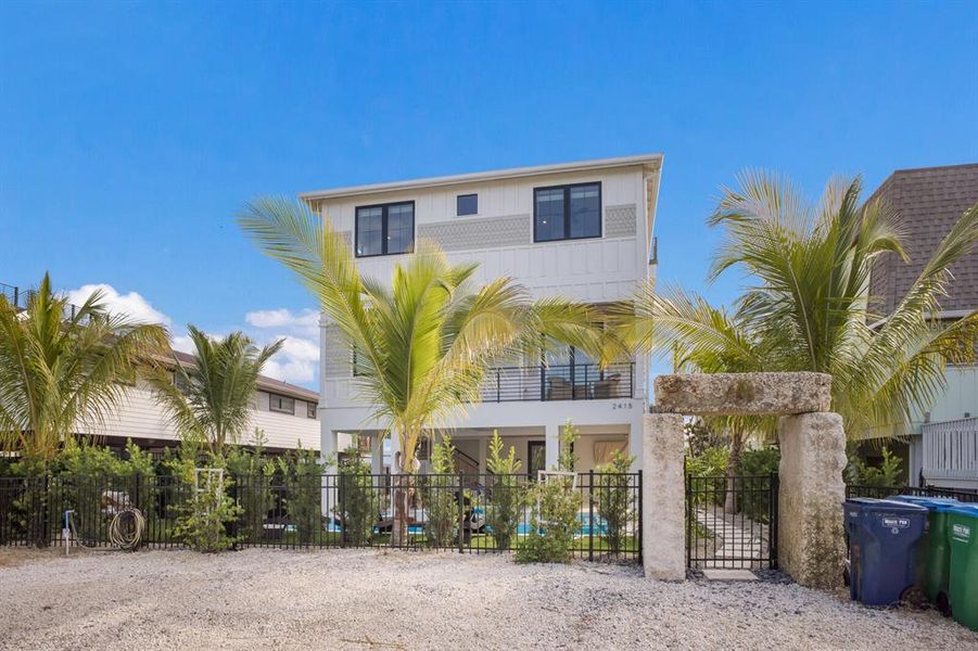 Exterior details and patio area of a home in , Bradenton Beach (Image 4).