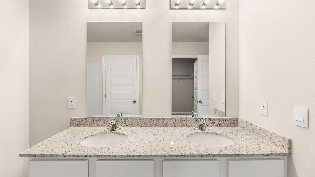 Furnished interior view inside a new home in Titus Park, Panama City (Image 12).