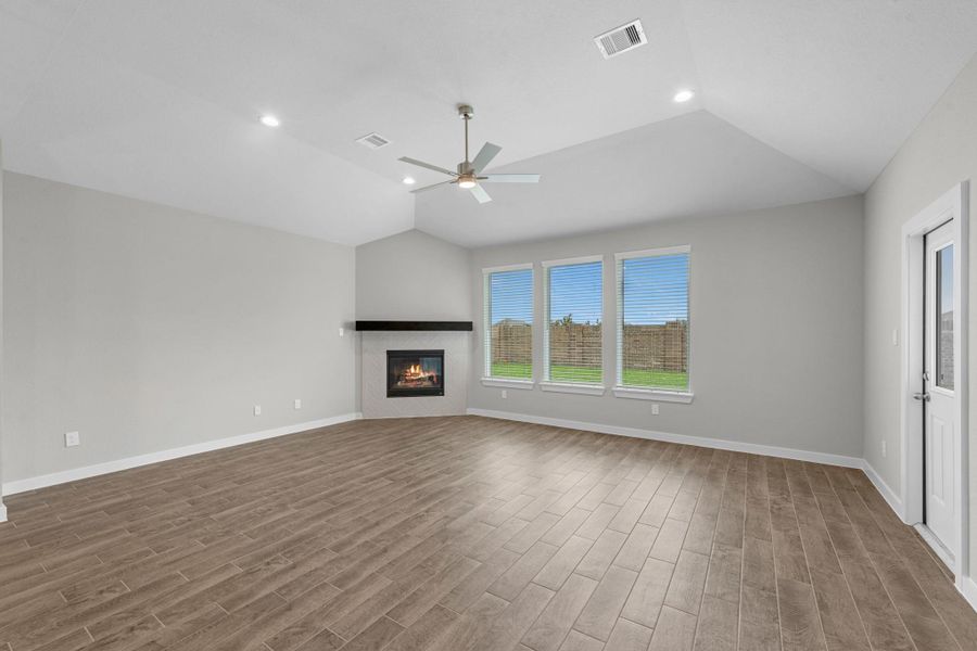 Spacious, unfurnished interior of a new home in Briarwood Crossing, Rosenberg (Image 16).