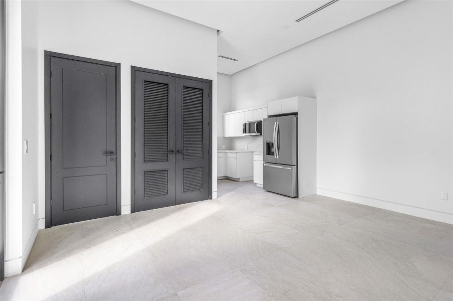 Spacious, unfurnished interior of a new home in , Parkland (Image 56).