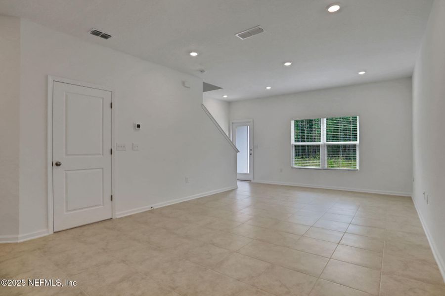 Spacious, unfurnished interior of a new home in , Middleburg (Image 31).