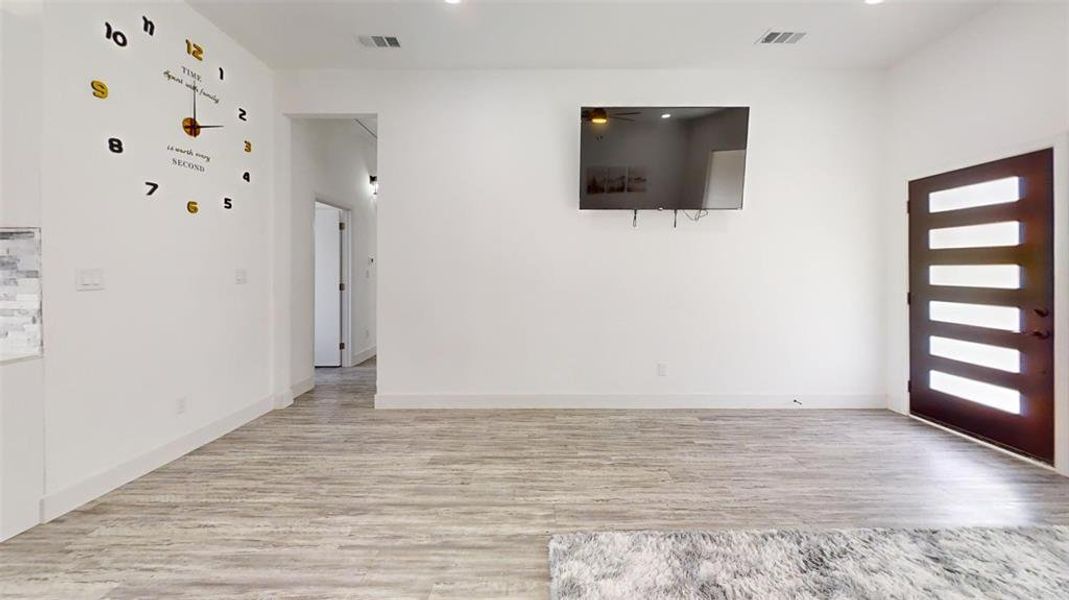 Spacious, unfurnished interior of a new home in , Granbury (Image 17).