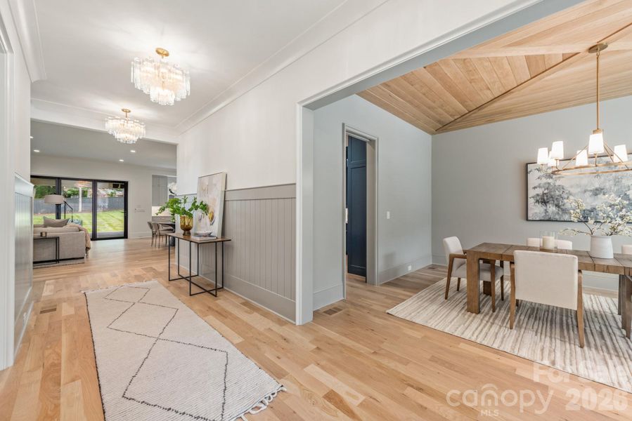 Beautiful entrance hall with lovely lighting