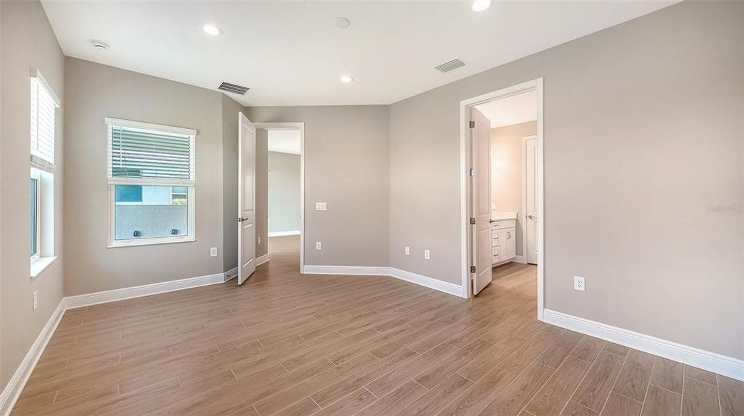 Spacious, unfurnished interior of a new home in Palmera, Venice (Image 35). Spacious, unfurnished interior of a new home in Palmera, Venice (Image 35).