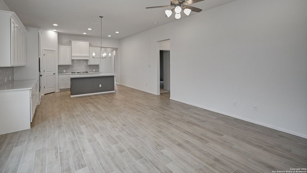 Spacious, unfurnished interior of a new home in Ladera 40', San Antonio (Image 21).