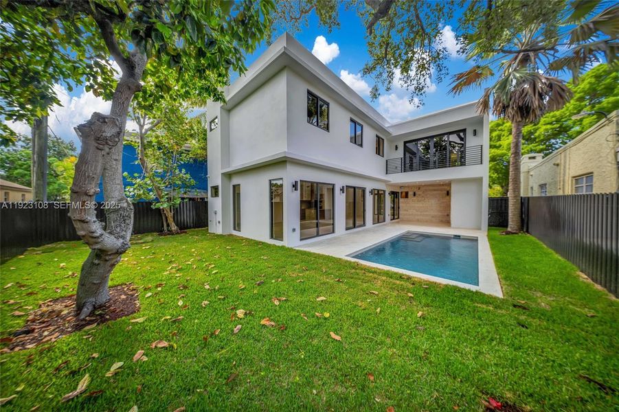 Exterior details and patio area of a home in , Miami (Image 28).