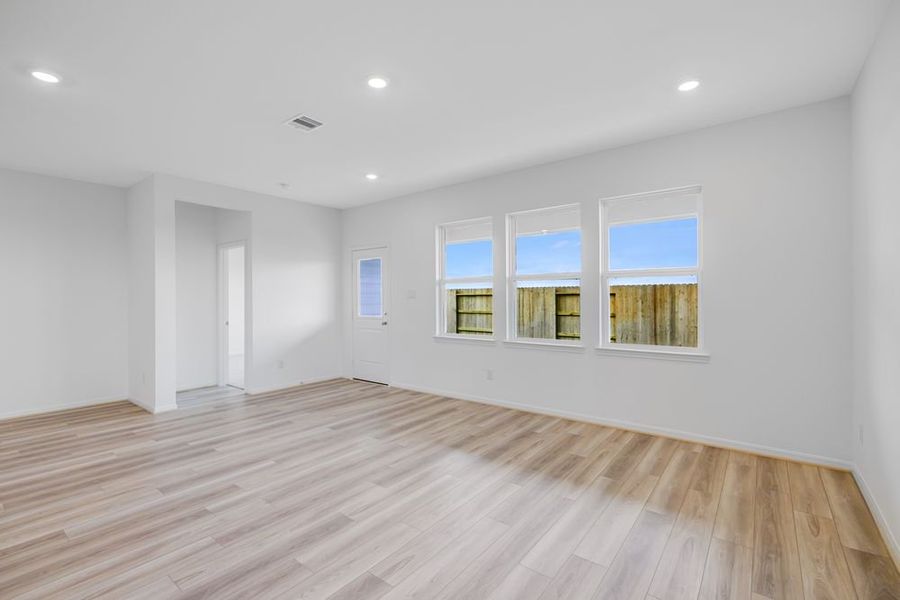 Spacious, unfurnished interior of a new home in Brookewater 45s, Rosenberg (Image 9).