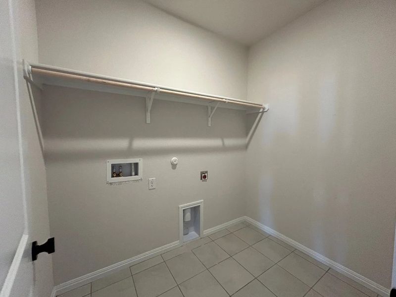 Spacious, unfurnished interior of a new home in Willow Springs, Buda (Image 19).