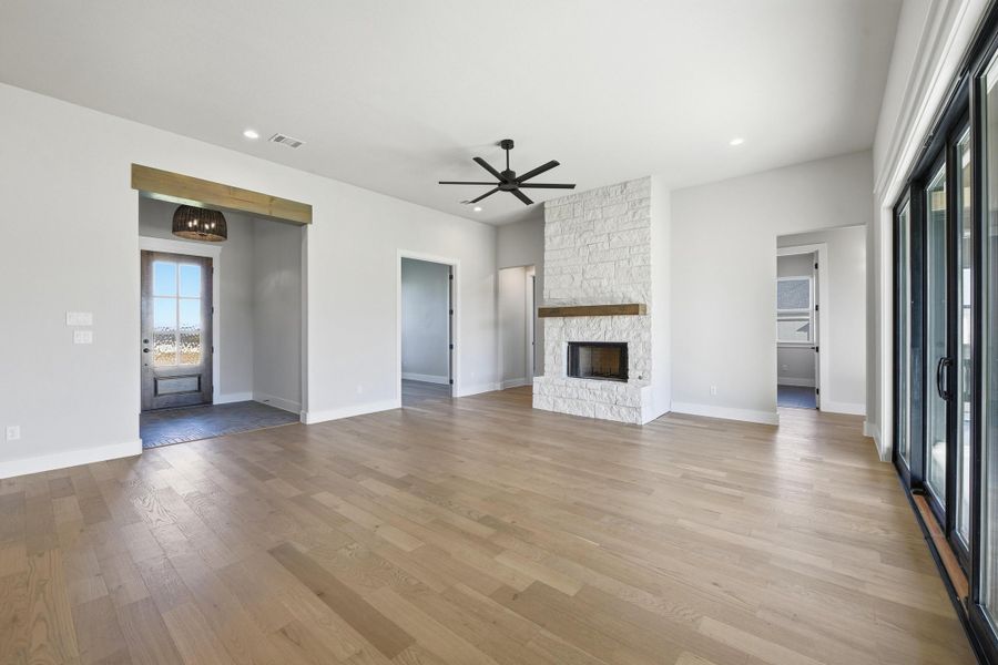 Spacious, unfurnished interior of a new home in Aledo Heights - Aledo ISD, Aledo (Image 25).