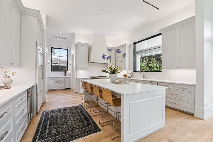 [Kitchen]The center island provides a dining ledge for casual meals.