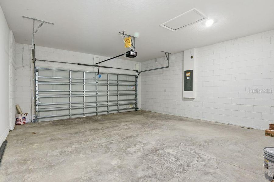 Spacious, unfurnished interior of a new home in Ardisia Park, New Smyrna Beach (Image 24).