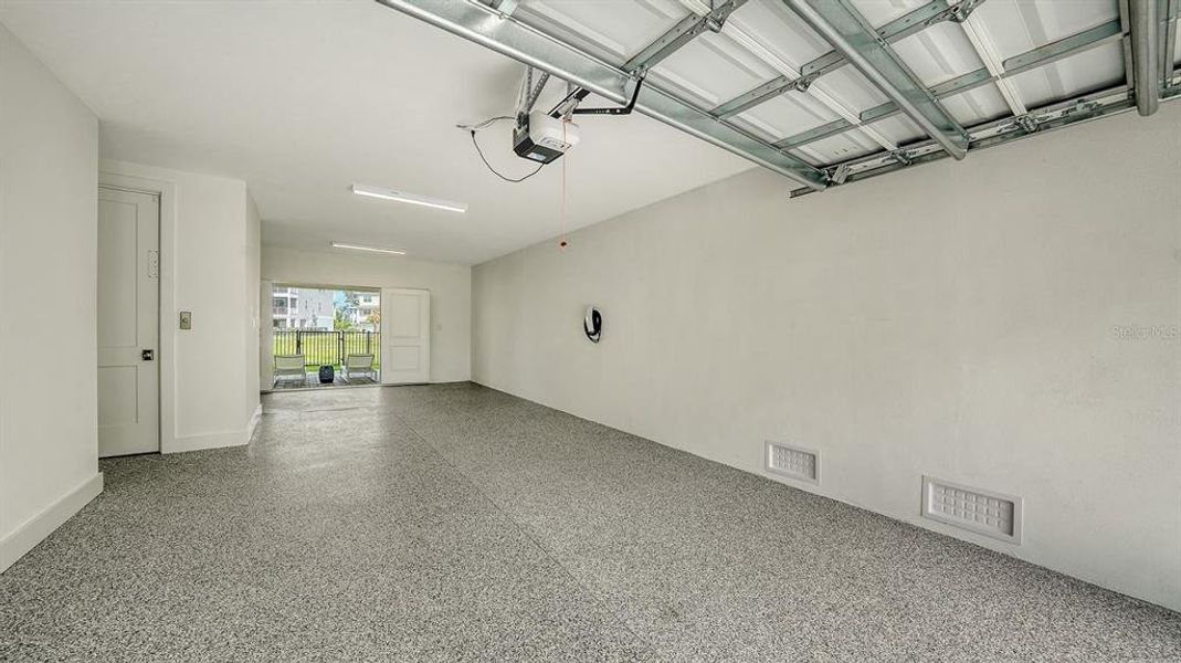 Spacious, unfurnished interior of a new home in , Cortez (Image 19).