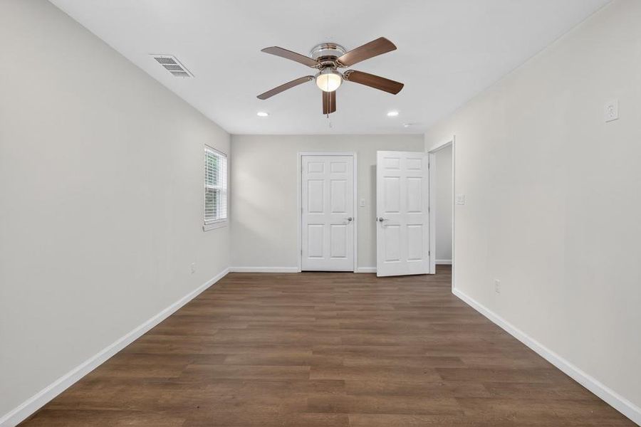 Spacious, unfurnished interior of a new home in , Oxford (Image 18).