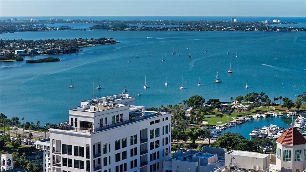 Condo located in Sarasota, FL showcasing its design and architecture (Image 3).