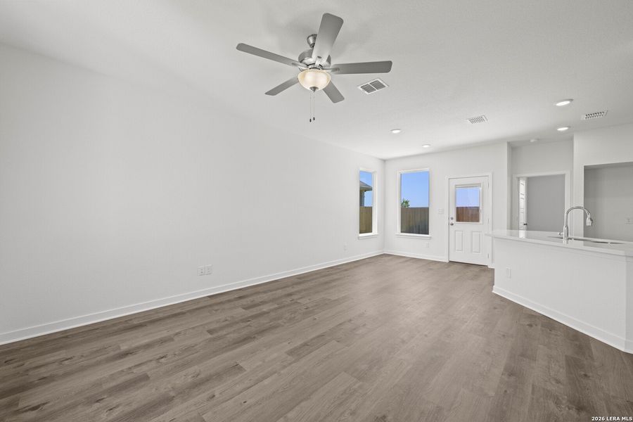 Spacious, unfurnished interior of a new home in Arroyo Ranch, Seguin (Image 15).