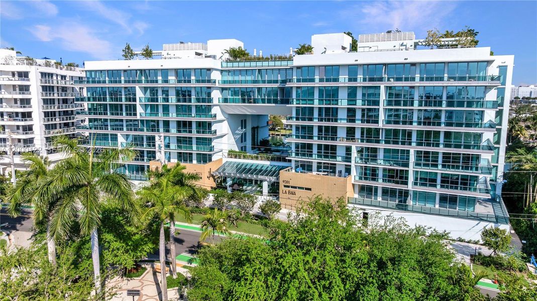 Condo located in Miami Beach, FL showcasing its design and architecture (Image 39).