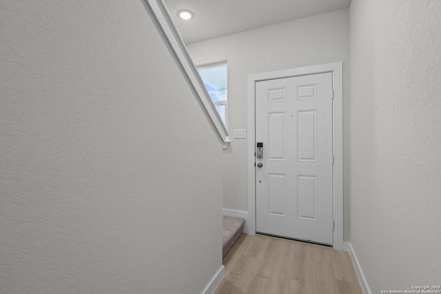 Spacious, unfurnished interior of a new home in Rosemont Hill, San Antonio (Image 13).