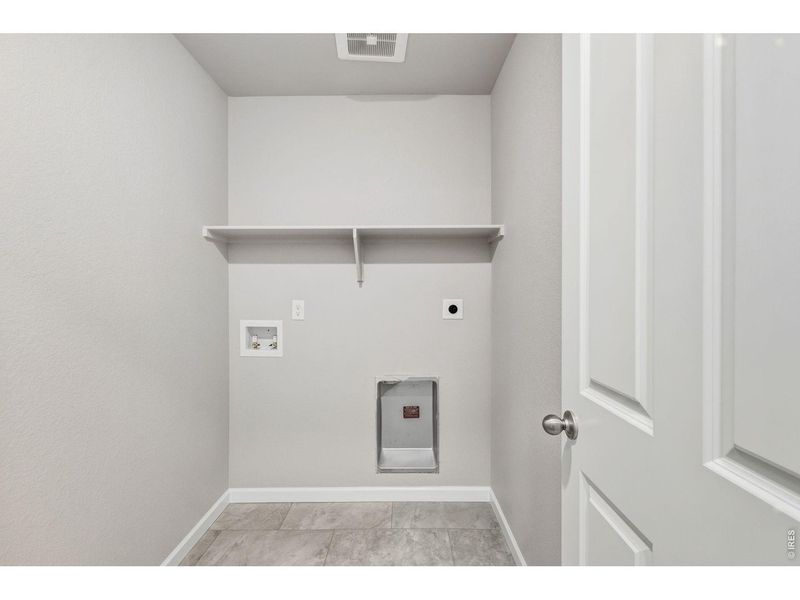 Spacious, unfurnished interior of a new home in Spring Valley, Longmont (Image 19).