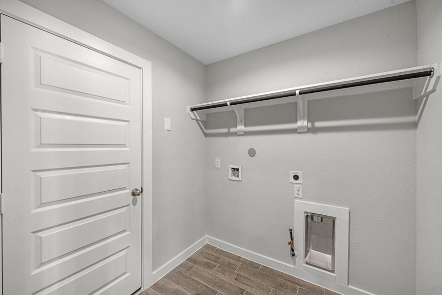 Spacious, unfurnished interior of a new home in Huntington Place, Rosharon (Image 17).