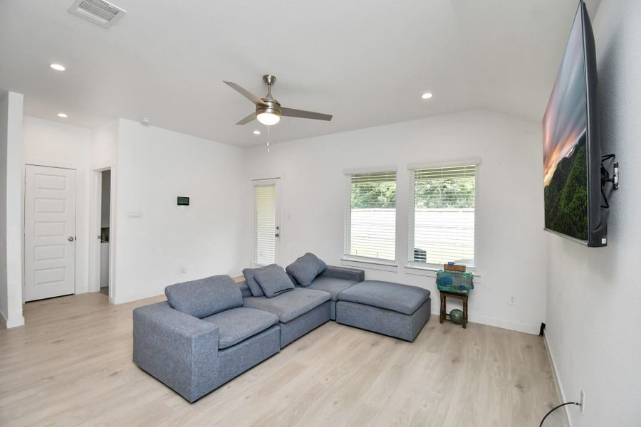 Furnished interior view inside a new home in Post Oak Pointe, Fresno (Image 11).