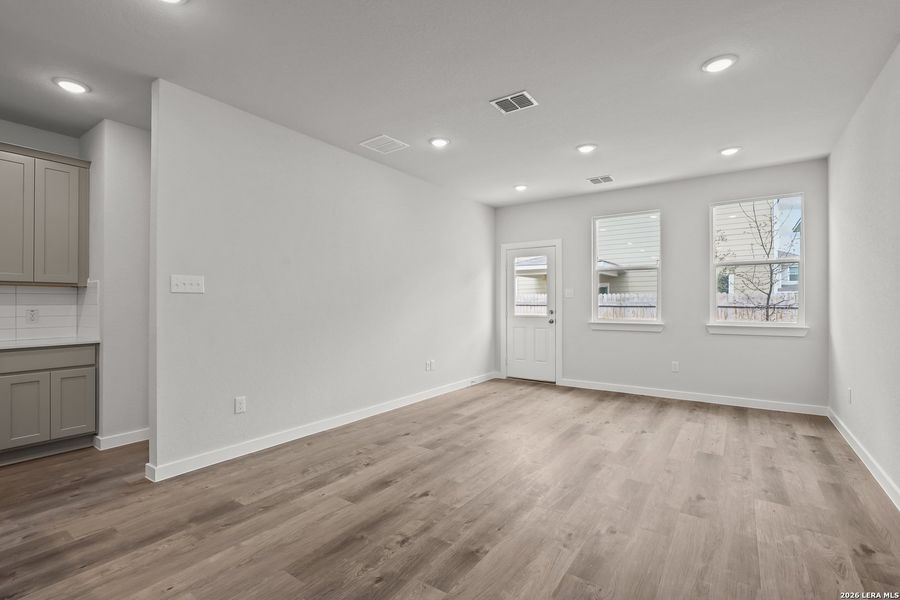 Spacious, unfurnished interior of a new home in Senna, Leon Valley (Image 28).