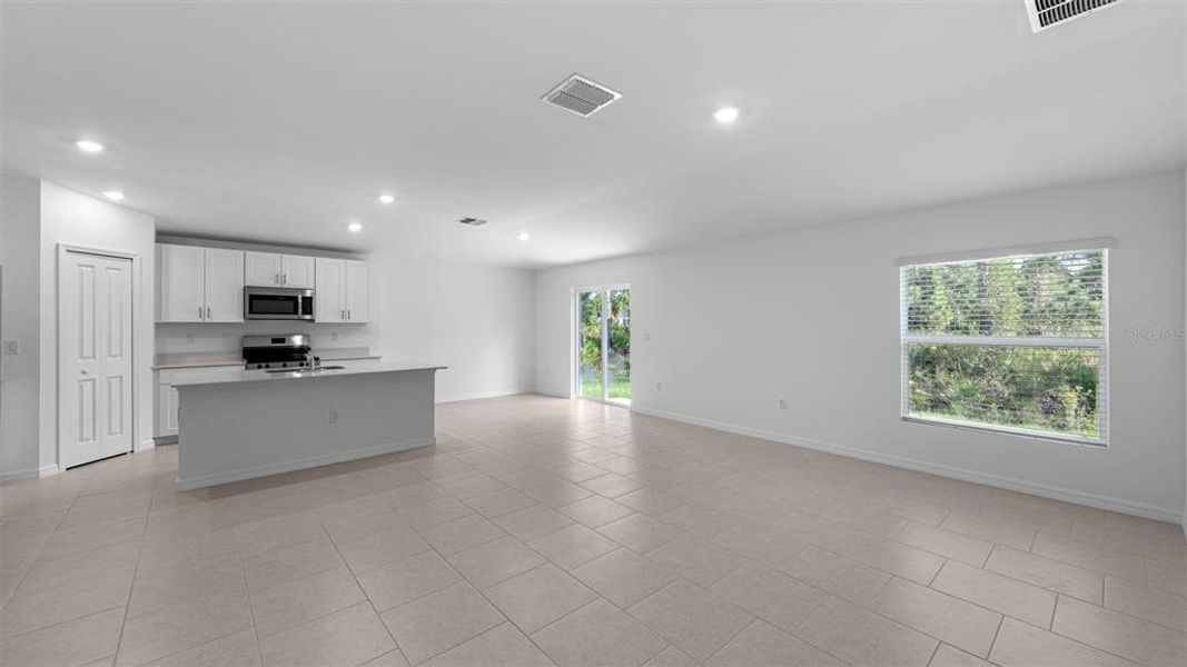 Spacious, unfurnished interior of a new home in , Port Charlotte (Image 20).