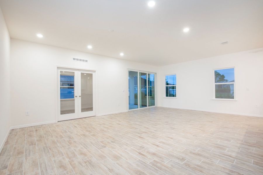 Spacious, unfurnished interior of a new home in Cape Coral, Cape Coral (Image 13).
