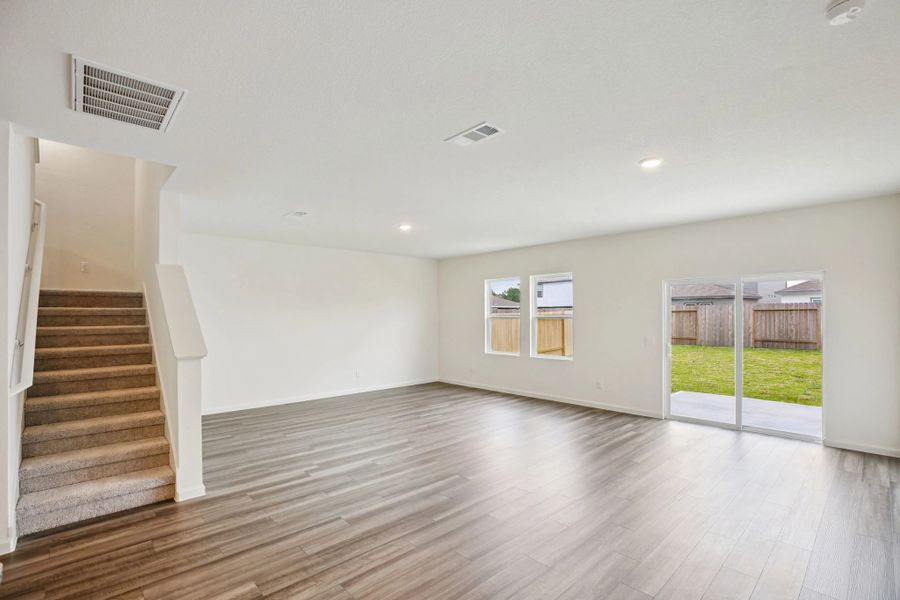 Representative unfurnished interior of a home built from the Sagan by Starlight Homes in Ashland, Angleton (Image 19).