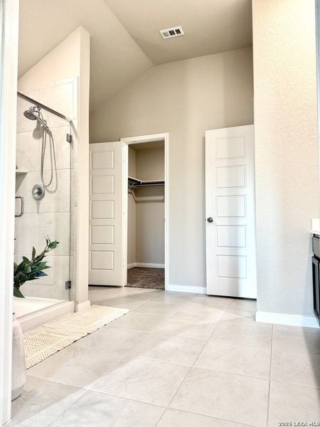 Spacious, unfurnished interior of a new home in Jordan's Ranch, San Antonio (Image 20).