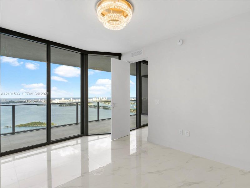 Spacious, unfurnished interior of a new home in Aria Reserve, Miami (Image 33).