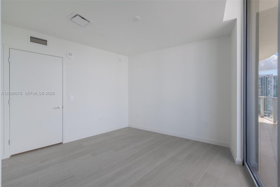 Spacious, unfurnished interior of a new home in , Miami (Image 24).