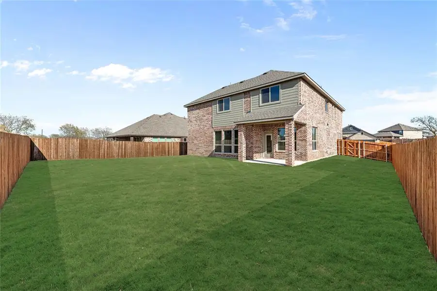 Exterior details and patio area of a home in Sable Creek, Sanger (Image 3).