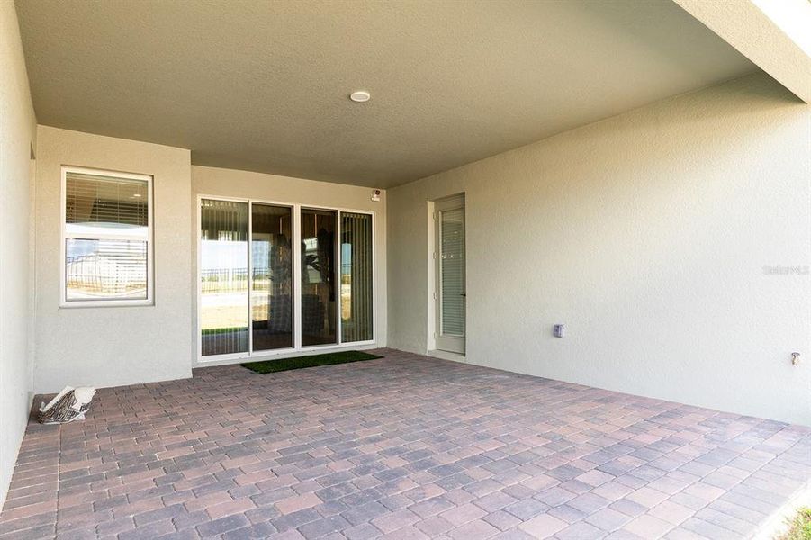 Exterior details and patio area of a home in Wolf Lake Ranch, Apopka (Image 4).