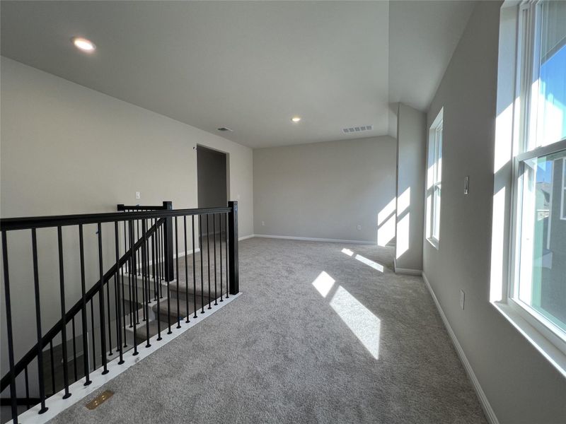 Spacious, unfurnished interior of a new home in Rolling Glen, Hutto (Image 25).
