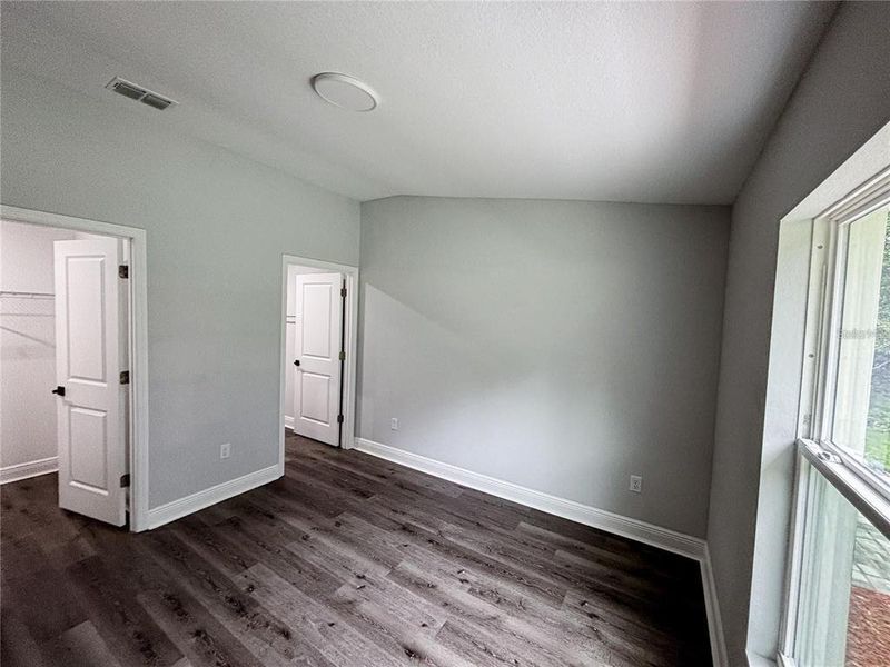 Spacious, unfurnished interior of a new home in , Sebring (Image 4).