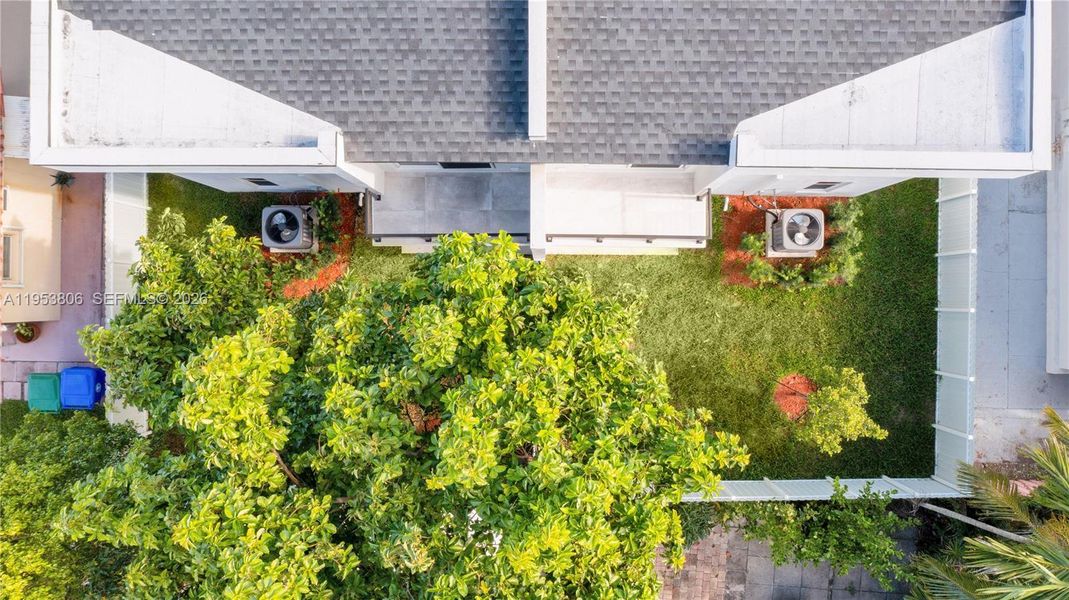 Exterior details and patio area of a home in , Miami (Image 14).