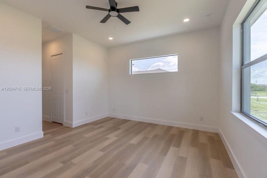 Spacious, unfurnished interior of a new home in , Lehigh Acres (Image 9).