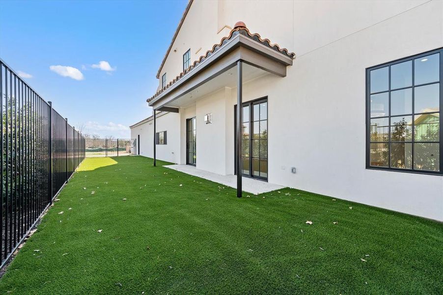 20 ft deep Side Yard 20 ft deep Side Yard