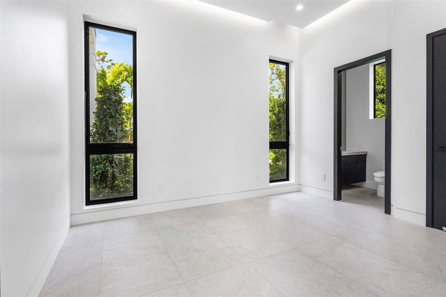 Spacious, unfurnished interior of a new home in , Parkland (Image 24).