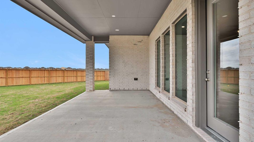 Exterior details and patio area of a home in Valencia, Manvel (Image 3).