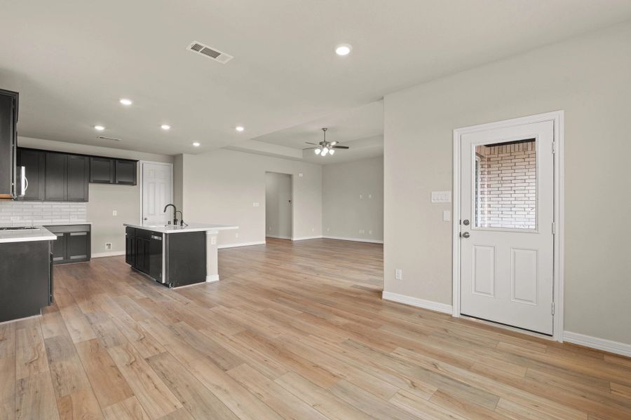 Spacious, unfurnished interior of a new home in Sunterra Lakes, Brookshire (Image 10). Spacious, unfurnished interior of a new home in Sunterra Lakes, Brookshire (Image 10).