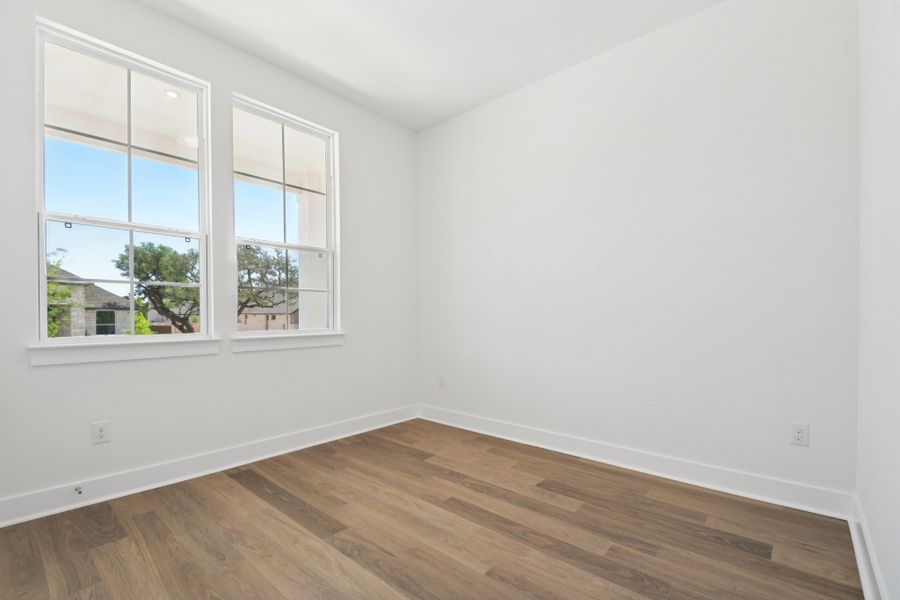 Spacious, unfurnished interior of a new home in Persimmon, Buda (Image 12).