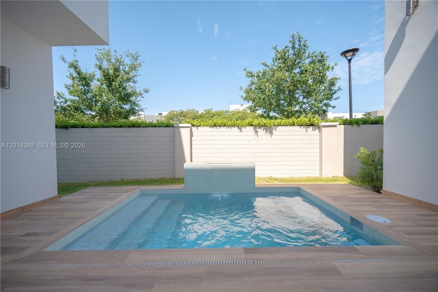 Exterior details and patio area of a home in , Doral (Image 31).