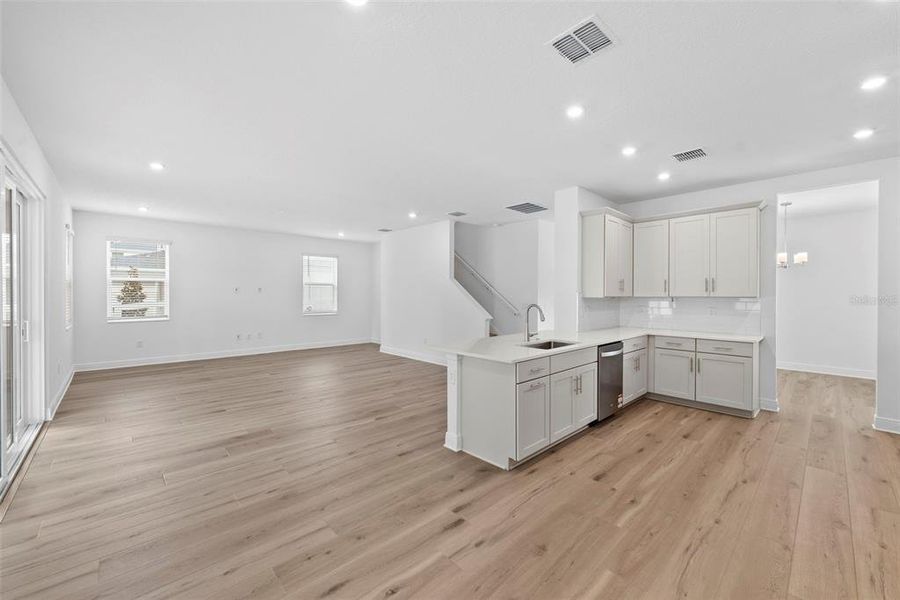 Spacious, unfurnished interior of a new home in , St. Petersburg (Image 32).