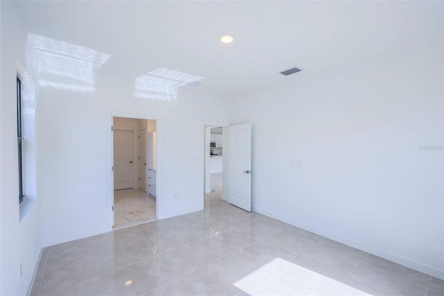Spacious, unfurnished interior of a new home in On Villa Pass, Mascotte (Image 19). Spacious, unfurnished interior of a new home in On Villa Pass, Mascotte (Image 19).