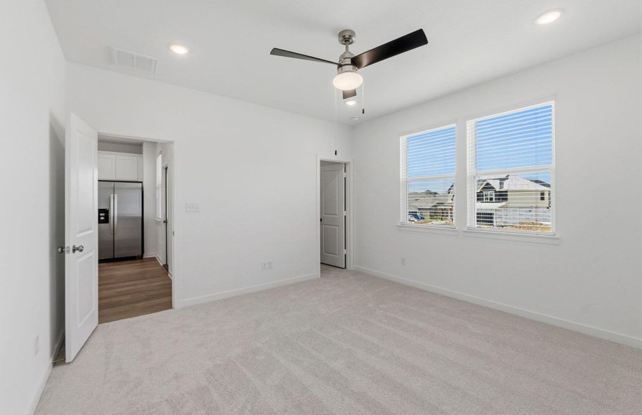 Spacious, unfurnished interior of a new home in Sunfield, Buda (Image 15).