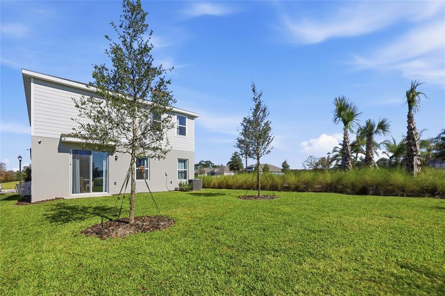 Exterior details and patio area of a home in Lakewood Park, Deland (Image 24).