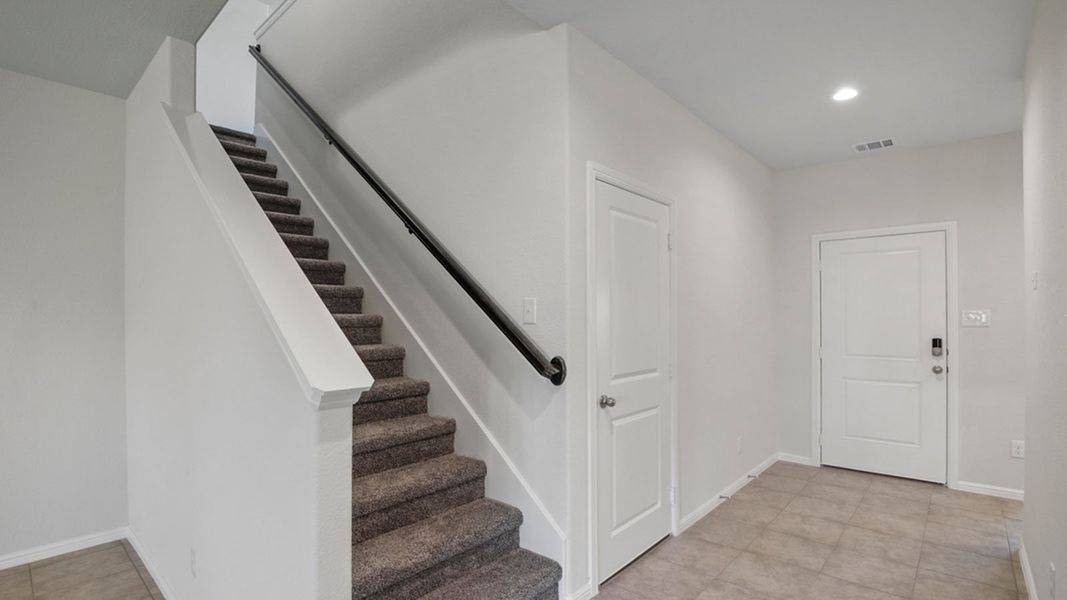 Representative unfurnished interior of a home built from the Ozark by D.R. Horton in Saratoga, Granbury (Image 13).