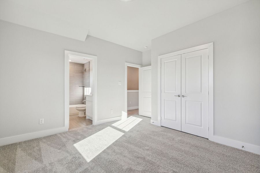 Spacious, unfurnished interior of a new home in Dove Hollow, Waxahachie (Image 27).